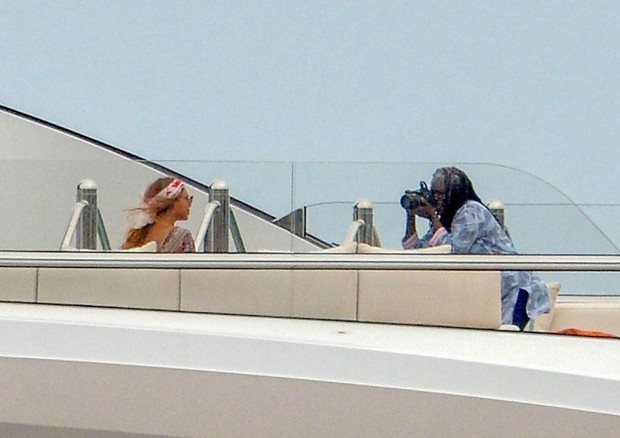 ** RIGHTS: ONLY UNITED STATES, BRAZIL, CANADA ** Ponza, ITALY  - *EXCLUSIVE*  - Beyonce with Jay Z and their children Blue Ivy Carter, Rumi Carter and Sir Carter enjoying their holidays on a yacht in Ponza Island, Italy.Pictured: BeyonceBACKGRID U (Foto: Ciao Pix / BACKGRID)