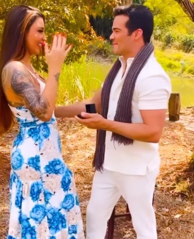 Jenny Miranda é pedida em namoro por dermatologista: 'Juntos somos mais fortes' (Foto: Reprodução/ instagram)