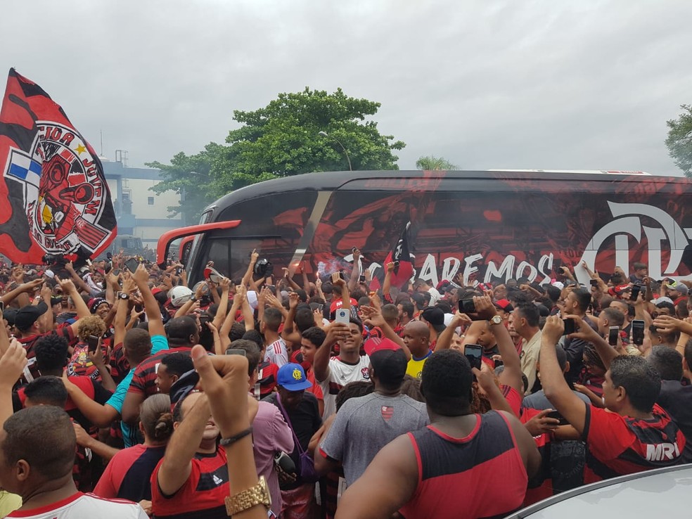 Torcida fez festa na chegada do Flamengo ao Galeão — Foto: Rodrigo Lois / GloboEsporte.com