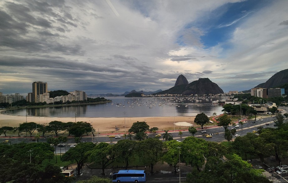 Enseada de Botafogo com céu parcialmente nublado
