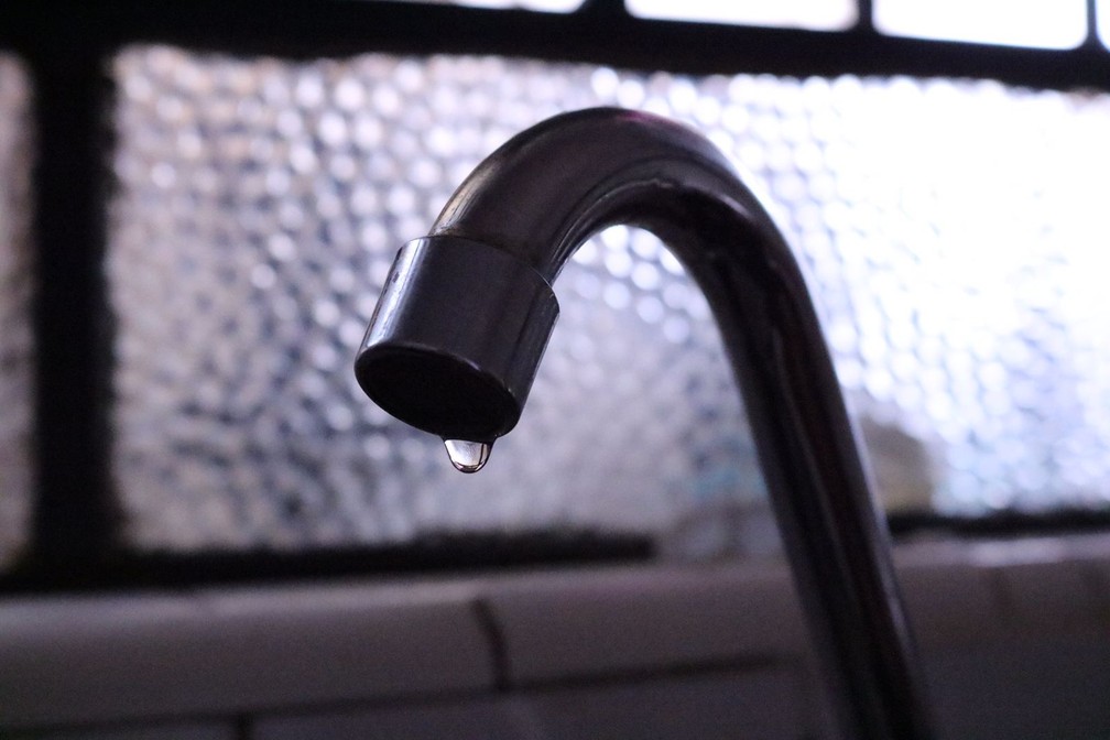 Gota d'água saindo de torneira — Foto: Renata Bitar/g1