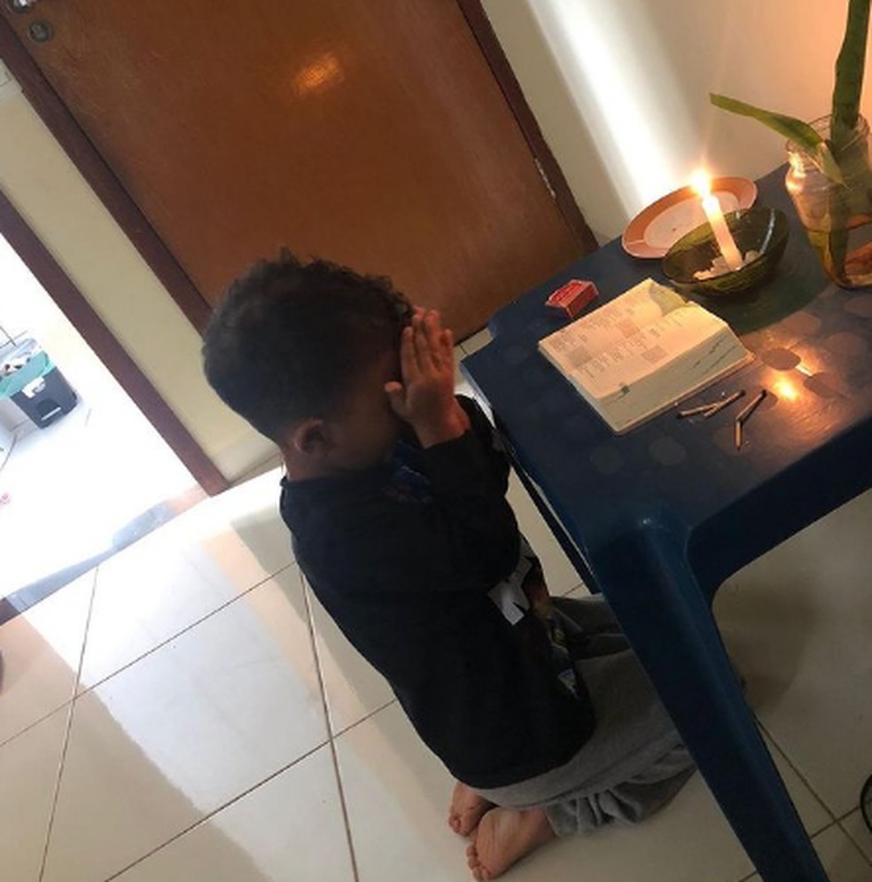 Menino ora para encontrar cadelinha que sumiu no Tocantins — Foto: Reprodução/Instagram