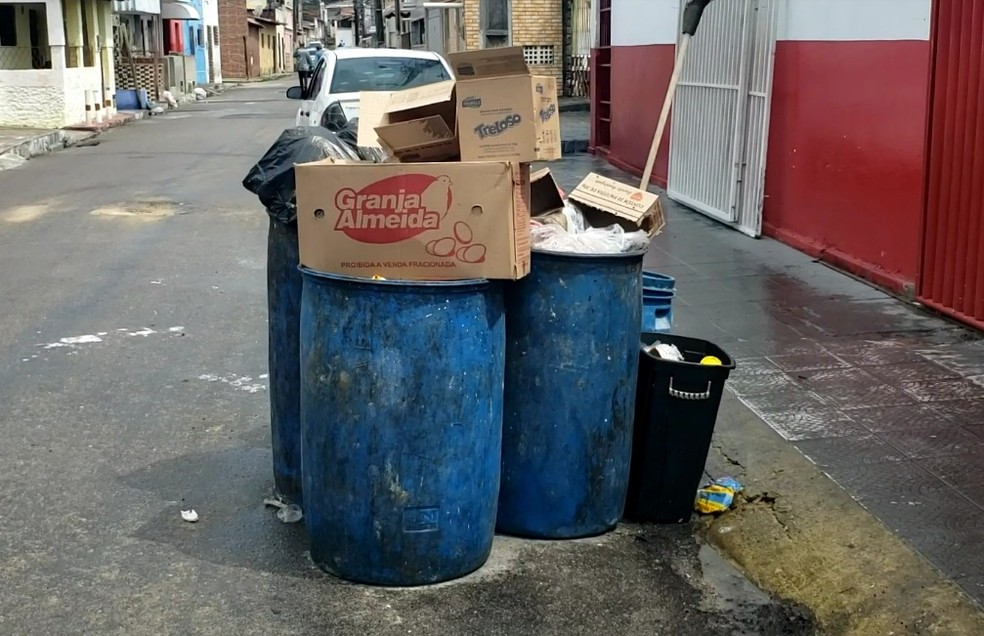 Sem coleta regular, lixo fica acumula na frente da casa dos moradores de Natal — Foto: Emerson Medeiros/Inter TV Cabugi