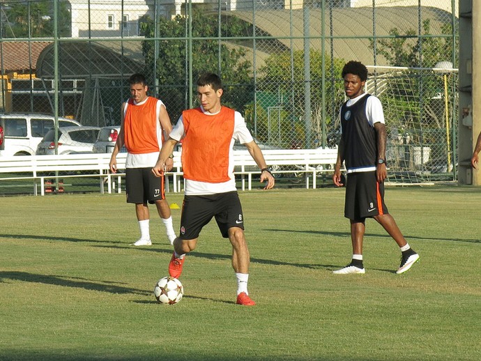 Luiz Adriano treina no campo e não deve ser desfalque para amistosos