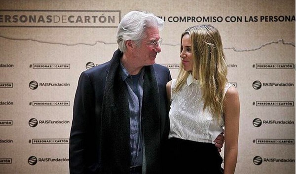 O ator Richard Gere com a esposa, a ativista espanhola Alejandra Silva Gere (Foto: Instagram)