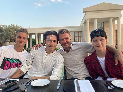 David Beckham posa com os filhos e semelhança impressiona: