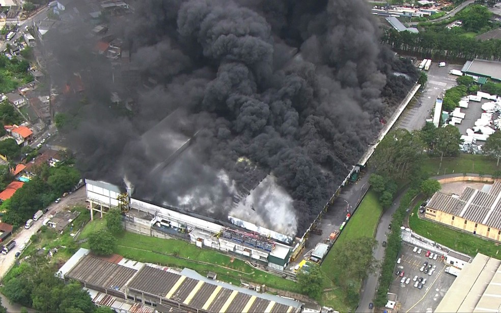Incêndio atinge galpão em Osasco (Foto: Reprodução/TV Globo)