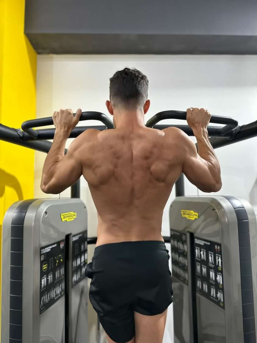 Rafael Ramos, lateral-direito do Corinthians, em treino de Crossfit em Portugal — Foto: Instagram/Reprodução