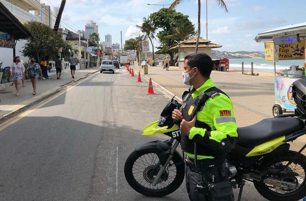 Agente de trânsito na avenida Erivan França, em Ponta Negra (Arquivo) — Foto: Divulgação