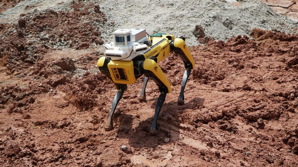 O cão robô, fabricado pela Boston Dynamics, de propriedade da Hyundai, é usado pela Gammon Construction Ltd para realizar levantamento autônomo de seu local de trabalho, na ilha de Sentosa — Foto: Reuters