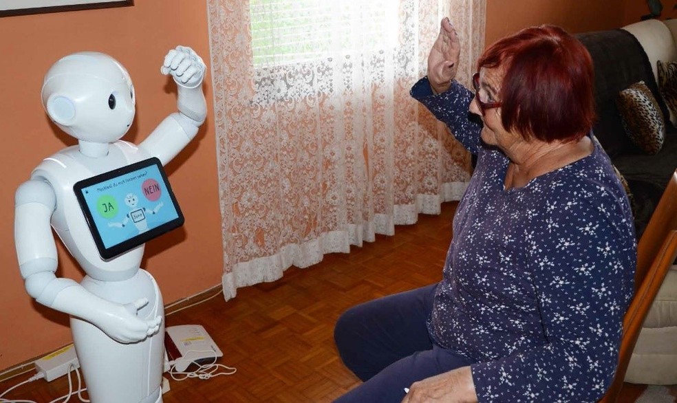 Idosa interage com o rob&ocirc; Pepper, criado em 2014 &mdash; Foto: Joanneum Research