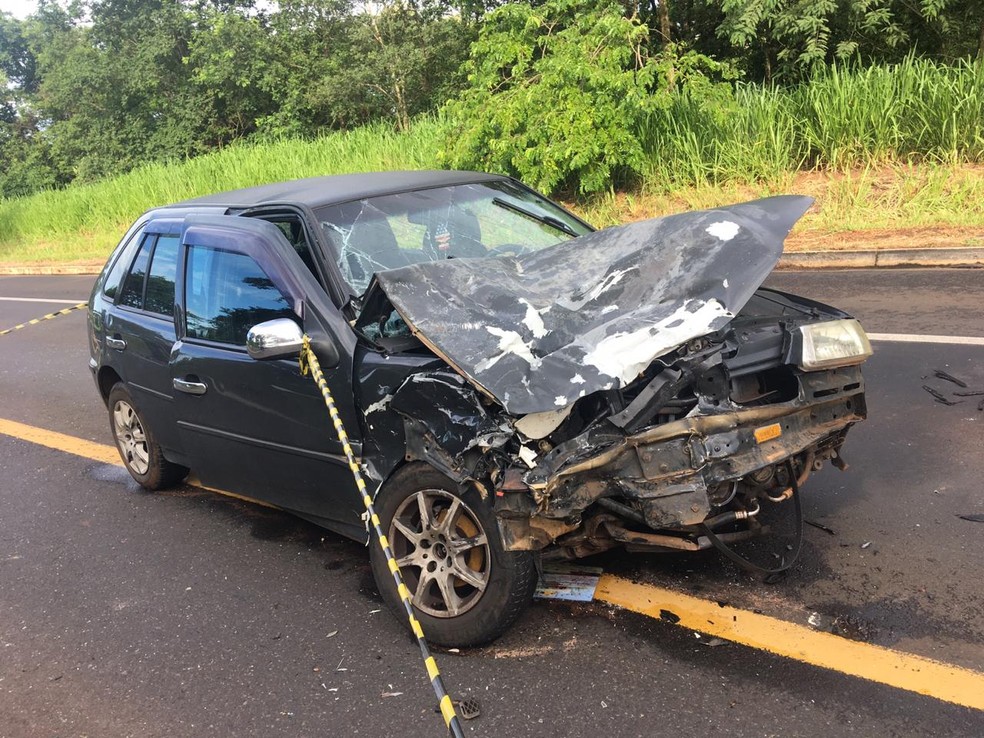 Carro envolvido no acidente ficou com a frente destruída em rodovia de Santo Antônio do Aracanguá — Foto: Marion Dória/TV TEM 