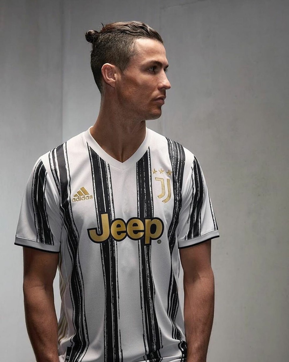 De volta as listras: Juventus lança nova camisa com Cristiano ...