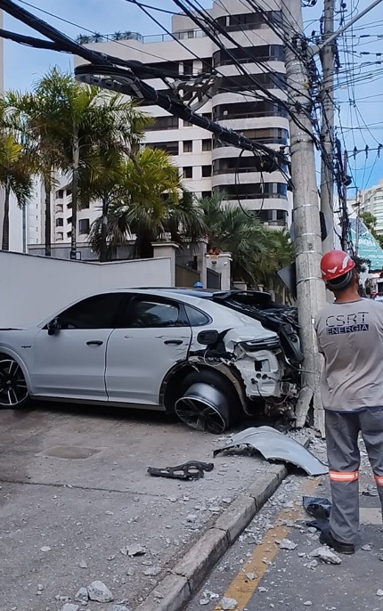 Empresário é detido após acidente com carro de luxo em Nova Lima; homem se recusou a fazer teste do bafômetro, segundo polícia