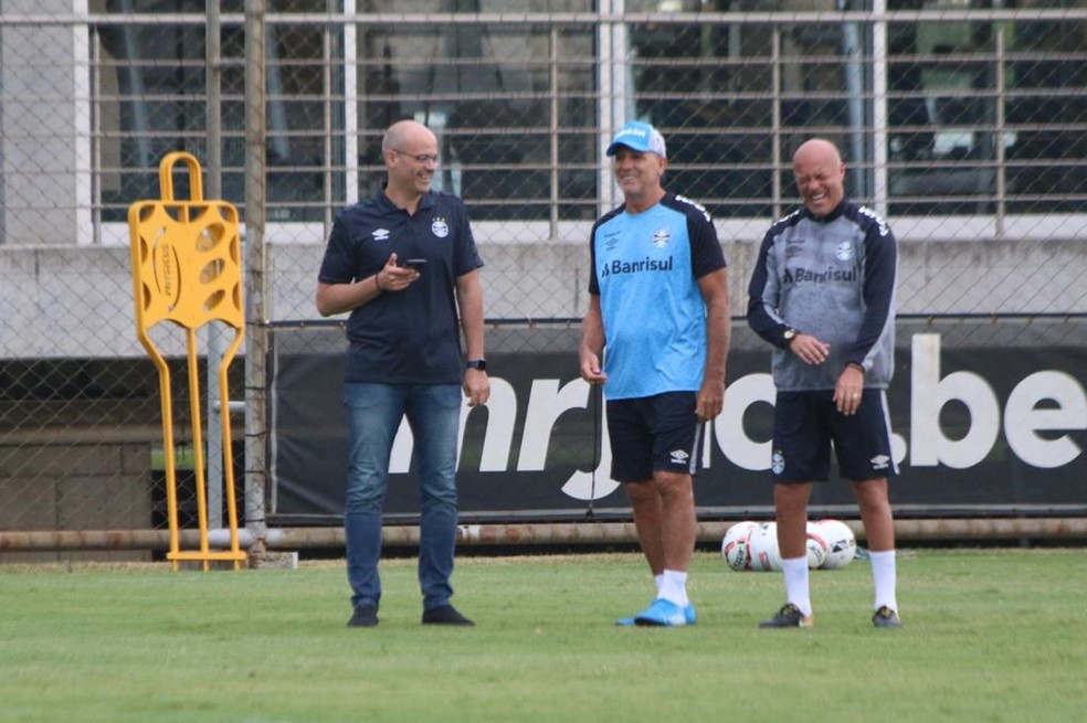 Paulo Caleffi e Renato Portaluppi durante treino do Grêmio — Foto: Gabriel Girardon