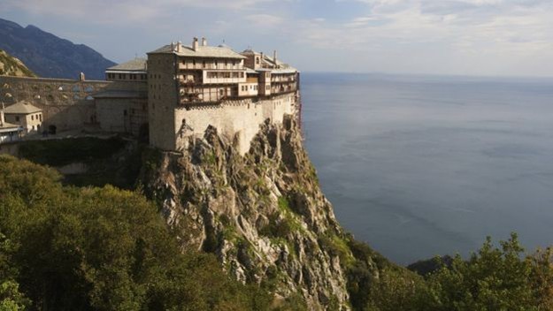 A península abriga o impressionante Mosteiro de Simonos Petra  (Foto: iStock)