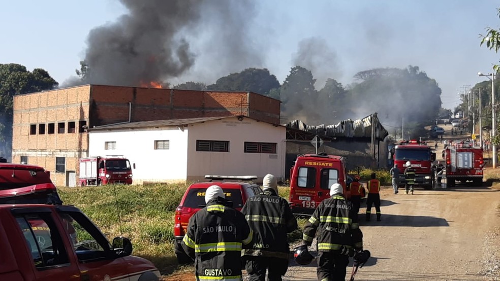 Incêndio atinge empresa de produtos químicos no bairro Dois Córregos em Piracicaba — Foto: Edijan Del Santo/EPTV