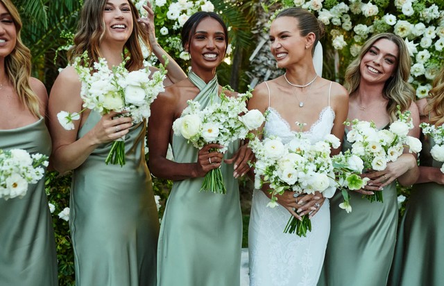 La novia con sus damas de honor (Foto: Reproducción / @Courtneypecorino & @danmartensen / Vogue Wedding)