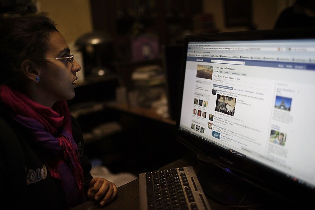 CAIRO, EGYPT - FEBRUARY 7:  Egyptian youth Mariam Aboghazi, 20, updates a Facebook page with new information about the protesters in Tahrir Square in Cairo, Egypt on February 7, 2011. A group of Egyptian youth have been collecting testimonies and voices o (Foto: Getty Images)