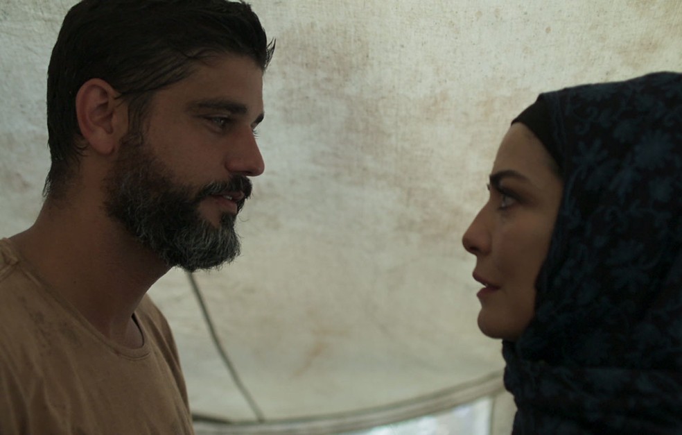 Hussein (Bruno Cabrerizo) e Soraia (Leticia Sabatella) se reencontram e decidem fugir em 'Órfãos da Terra' — Foto: Reprodução/TV Globo