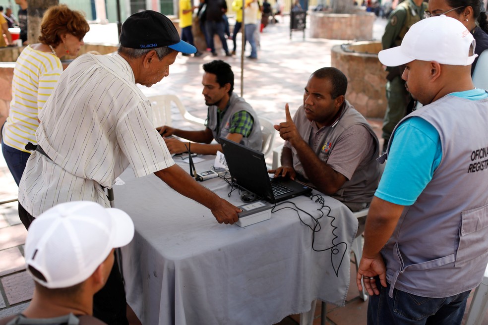 Homem participa de processo de validação de partidos em Caracas, na Venezuela, em 27 de janeiro de 2018.  (Foto: Marco Bello/ Reuters)