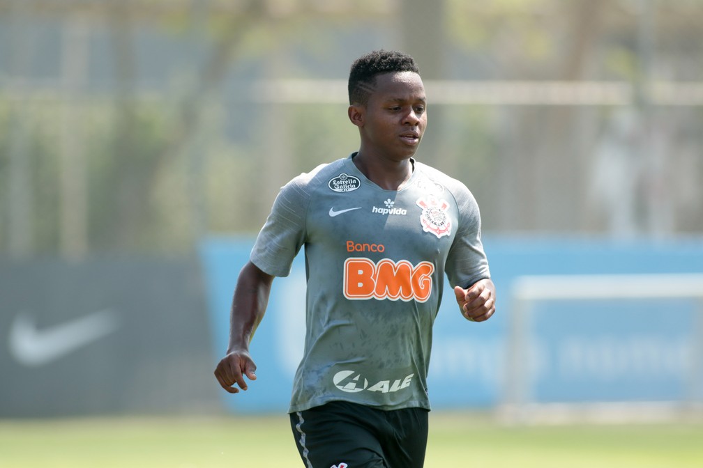 Cazares treina com elenco e pode estrear contra o Atlético-GO