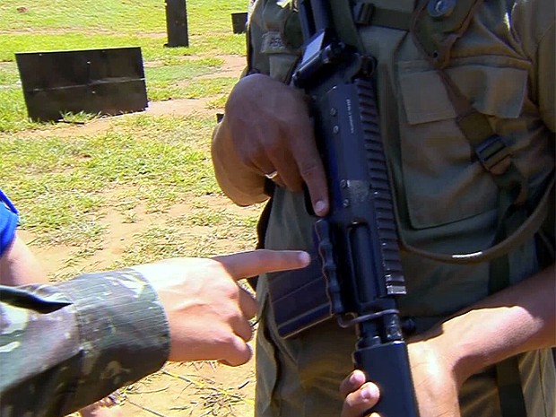 Colete usado por soldado do Exército Brasileiro em Campinas (Foto: Reprodução / EPTV)