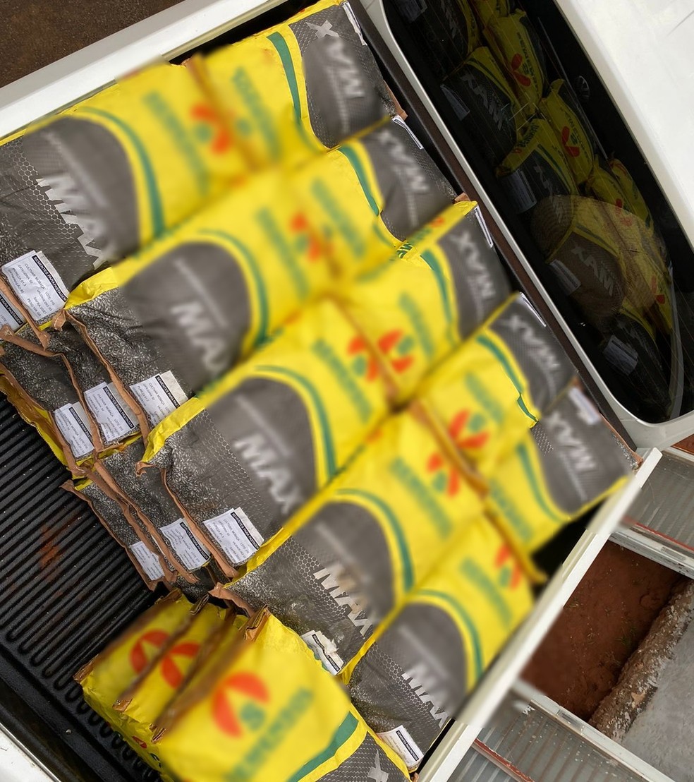Dupla é presa com sacos adulterados de sementes de pastagem em Ituiutaba