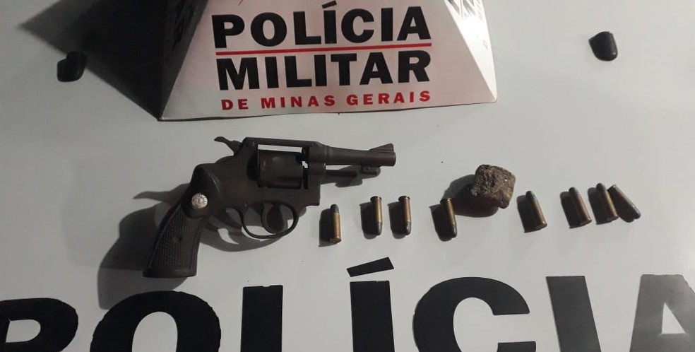 Arma e droga foram apreendidas escondidos em uma casa â€” Foto: PolÃ­cia Militar/DivulgaÃ§Ã£o