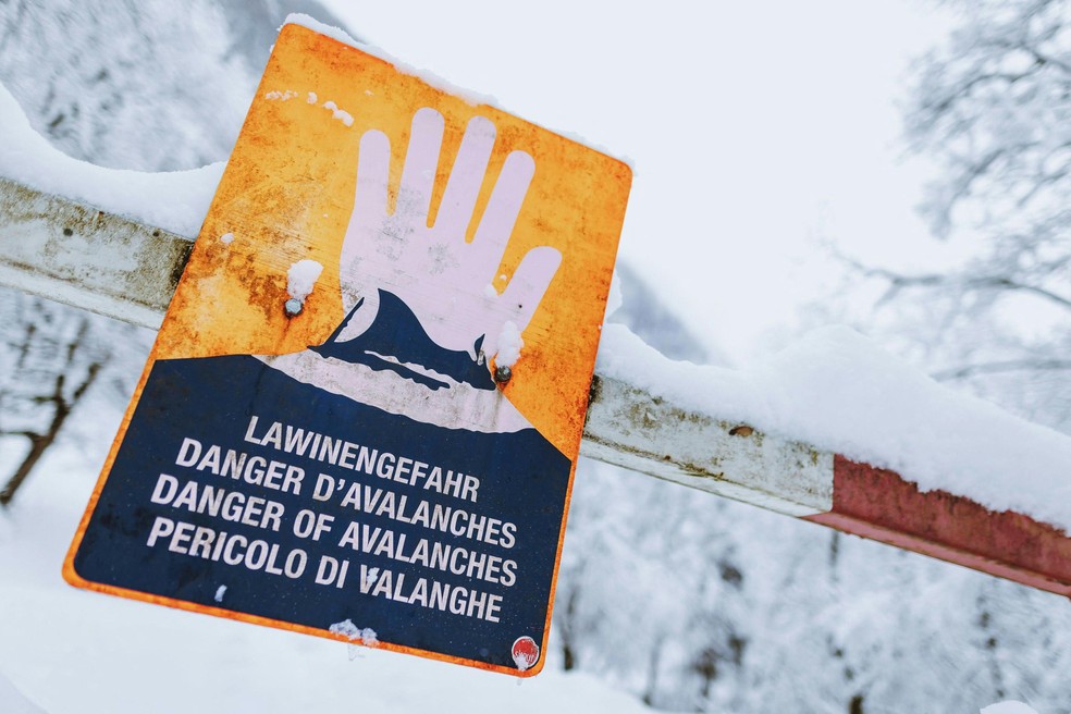 Imagem de arquivo mostra placa alertando para risco de deslizamento de neve em pista de esqui na Áustria, em novembro de 2023. — Foto: APA via AFP