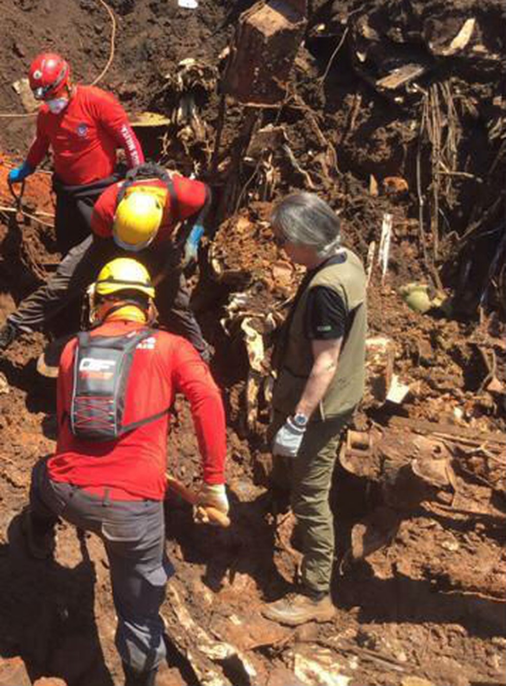 Perito do DF Samuel Ferreira na área atingida pelo rompimento da barragem em Brumadinho (MG) — Foto: Arquivo pessoal