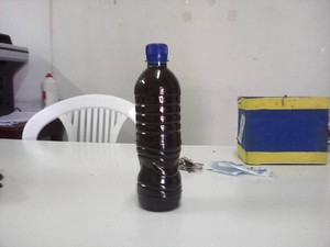 Professor encheu uma garrafa para mostrar coloração de água (Foto: Reprodução/Thiago Feitosa)