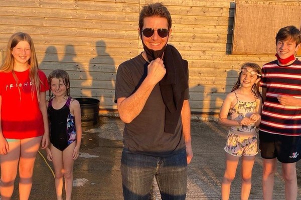 O ator Tom Cruise com os filhos de Alison Webb (Foto: Instagram)