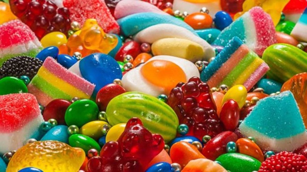 A OMS recomenda a ingestão de, no máximo, seis colheres de açúcar por dia (Foto: Getty Images via BBC)
