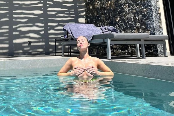 Atriz Jorgie Porter encanta em foto de topless (Foto: Reprodução/Instagram)