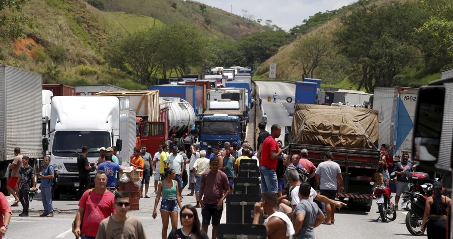 Bloqueio de caminhoneiros no trecho da Via Dutra entre Barra Mansa e Volta Redonda, no Rio