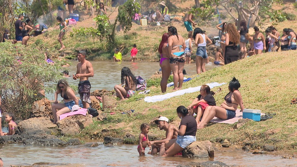 Aglomeração de pessoas na orla do Lago Paranoá, no DF, em setembro — Foto: TV Globo/Reprodução