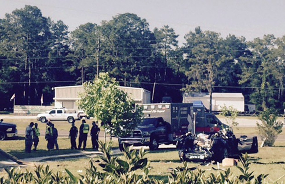 Imagens feitas por testemunha da chegada do socorro após acidente com carro da Tesla (Foto: Robert VanKavelaar/Reuters)