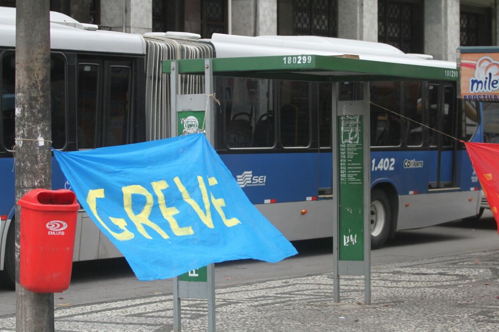 Manifestantes colocaram em uma parada de ônibus no Centro do Recife uma faixa informando que havia greve (Foto: Marlon Costa/Pernambuco Press)