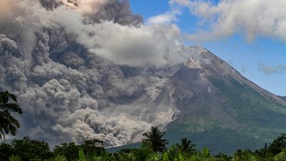 A chuva de cinzas vulcânicas cobriu pelo menos oito localidades próximas — Foto: DEVI RAHMAN / AFP