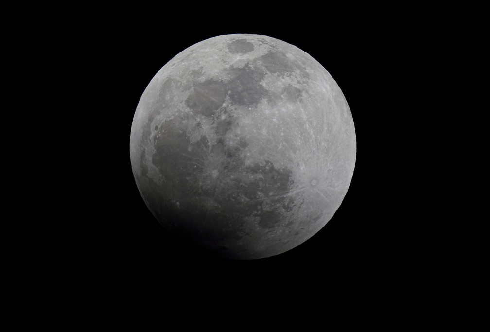 México: lua é fotografada no início de um eclipse lunar na Cidade do México neste domingo, 15 — Foto: Fernando Llano/AP