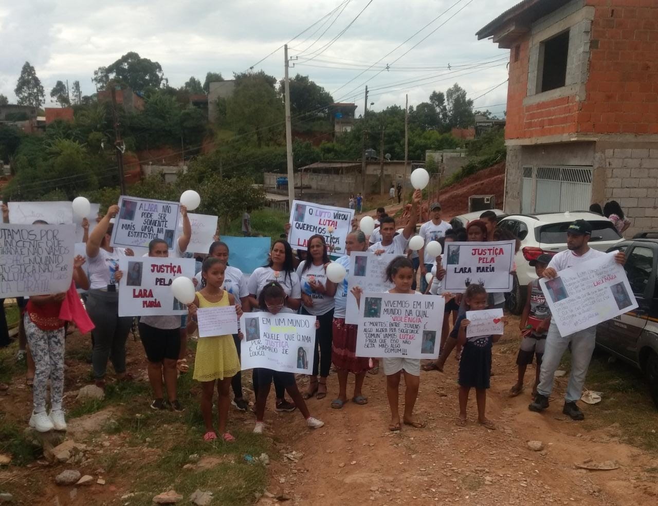 Caso Lara: moradores fazem passeata e pedem justiça para adolescente encontrada morta