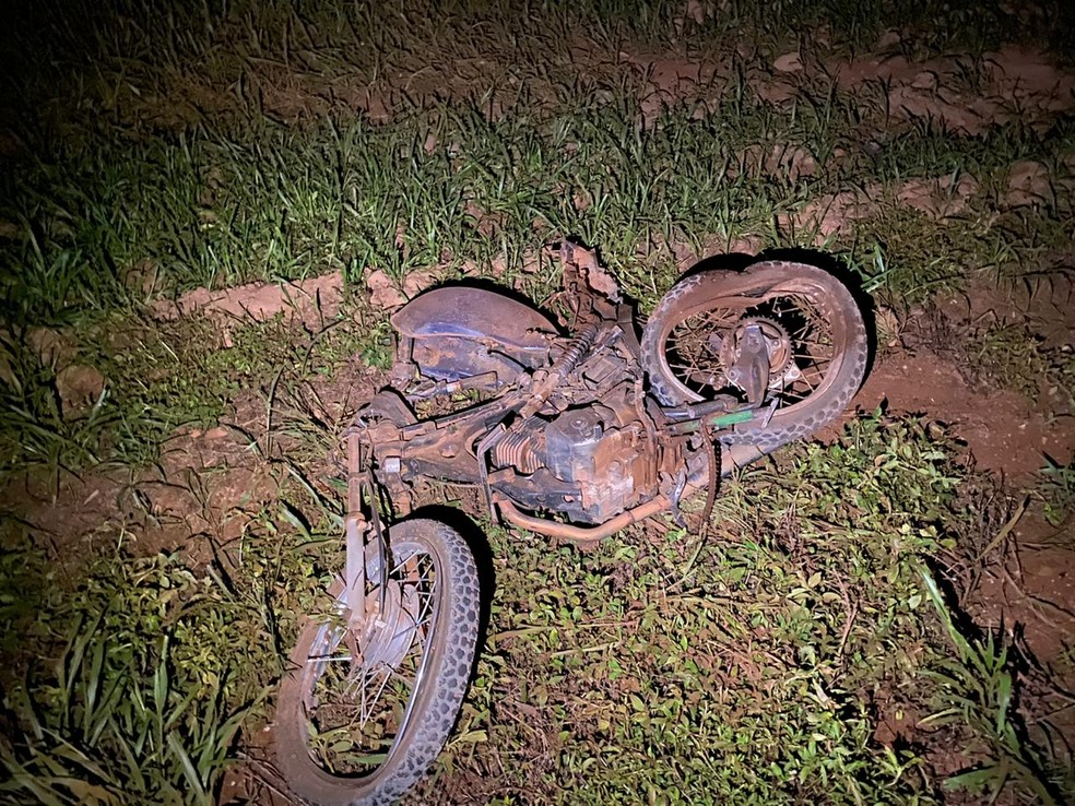 Moto do segundo envolvido no acidente ficou destruída — Foto: Divulgação