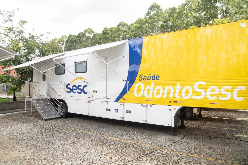 Carreta adaptada do Sesc oferece atendimento odontológico gratuito para moradores de São Francisco