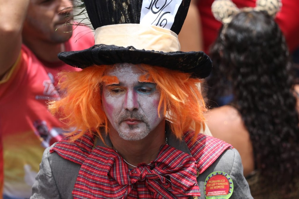 Folião surge caracterizado de Chapeleiro Maluco no desfile do Galo da Madrugada — Foto: Aldo Carneiro/Pernambuco Press
