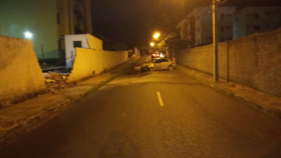 Automóvel atingiu muro de condomínio em acidente na Zona Leste de Teresina — Foto: Arquivo pessoal