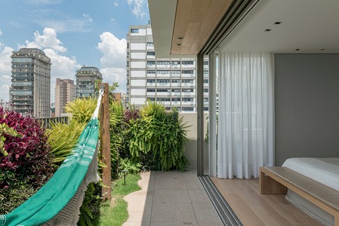 O projeto de reforma do escritório SPOL  Architects tem paisagismo assinado pela paisagista Bia Abreu. No quarto, a varanda tem jardim vertical com samambaia-americana, lambari e véu-de-noiva