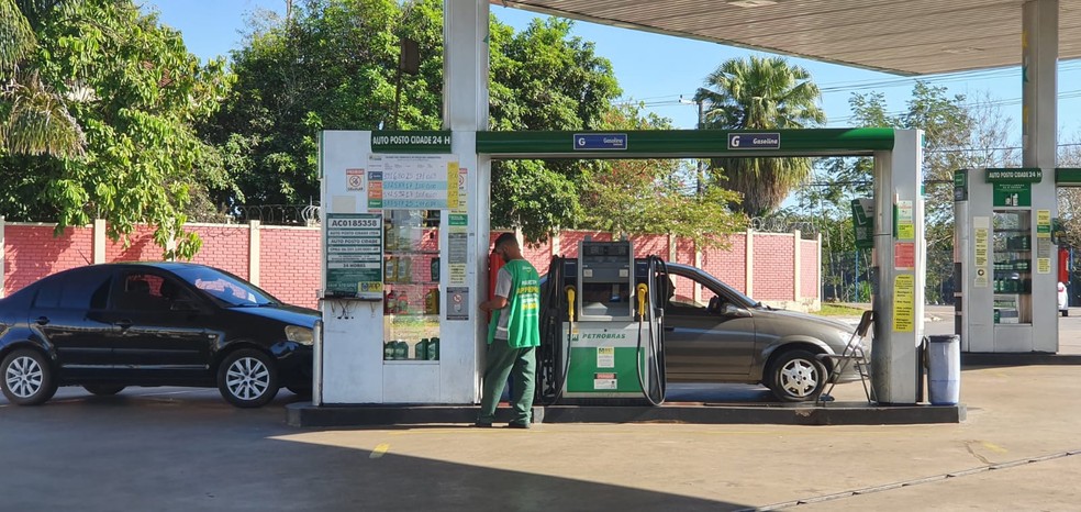 Consumidores comemoram queda no preço da gasolina após redução do ICMS no Acre — Foto: Andryo Amaral/Rede Amazônica