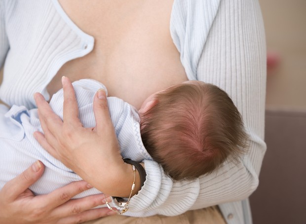 Mãe que está amamentando pode ser vacinar? (Foto: Getty)