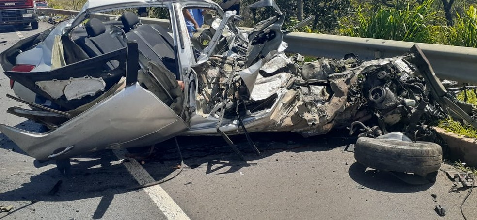 Carro ficou completamente destruído  — Foto: Corpo de Bombeiros/ Divulgação